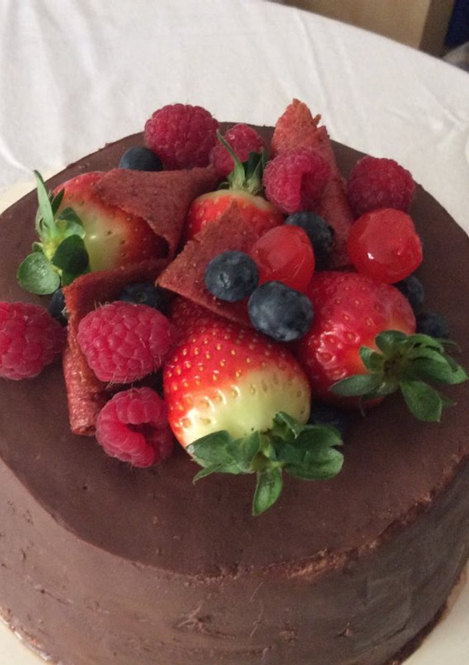 Una foto de Angel food cake con ganache de chocolate, frutos rojos y  gomino