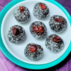 A picture of Kavuni Arisi (Black rice) Ladoo.