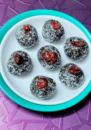 A picture of Kavuni Arisi (Black rice) Ladoo.