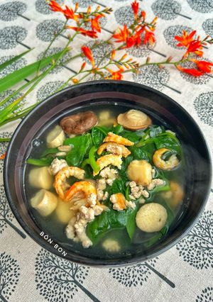 Hình của món Canh Nấm Đùi Gà Mồng Tơi.