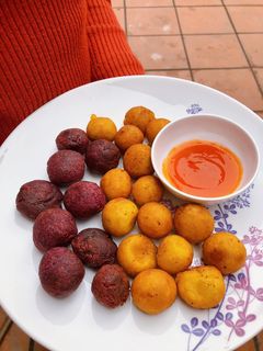 Hình của món Viên khoai lang tím/vàng (sweet potato balls) ngon ngọt, giòn rụm.