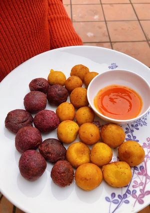 Hình của món Viên khoai lang tím/vàng (sweet potato balls) ngon ngọt, giòn rụm.