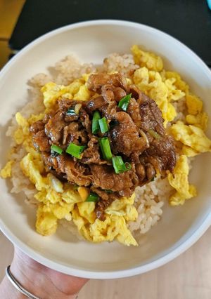 Hình của món Cơm trứng thịt bò.