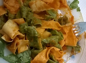 Una foto de Fideos caseros tres riquísimas variedades. Espinaca, Morrón y huevos