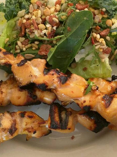 Una foto de Brochetas de pollo honey siracha