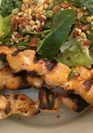 Una foto de Brochetas de pollo honey siracha