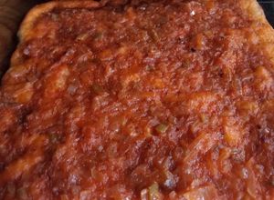 Una foto de Pizza con levadura instantánea fácil de hacer
