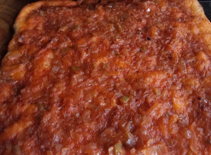 Una foto de Pizza con levadura instantánea fácil de hacer