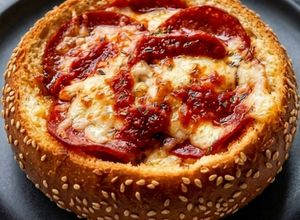 Zdjęcie przepisu Zapiekanka z salami, serem i pieczarkami.
