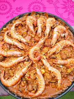 Una foto de Paella de sepia/calamar/gambas y butifarra