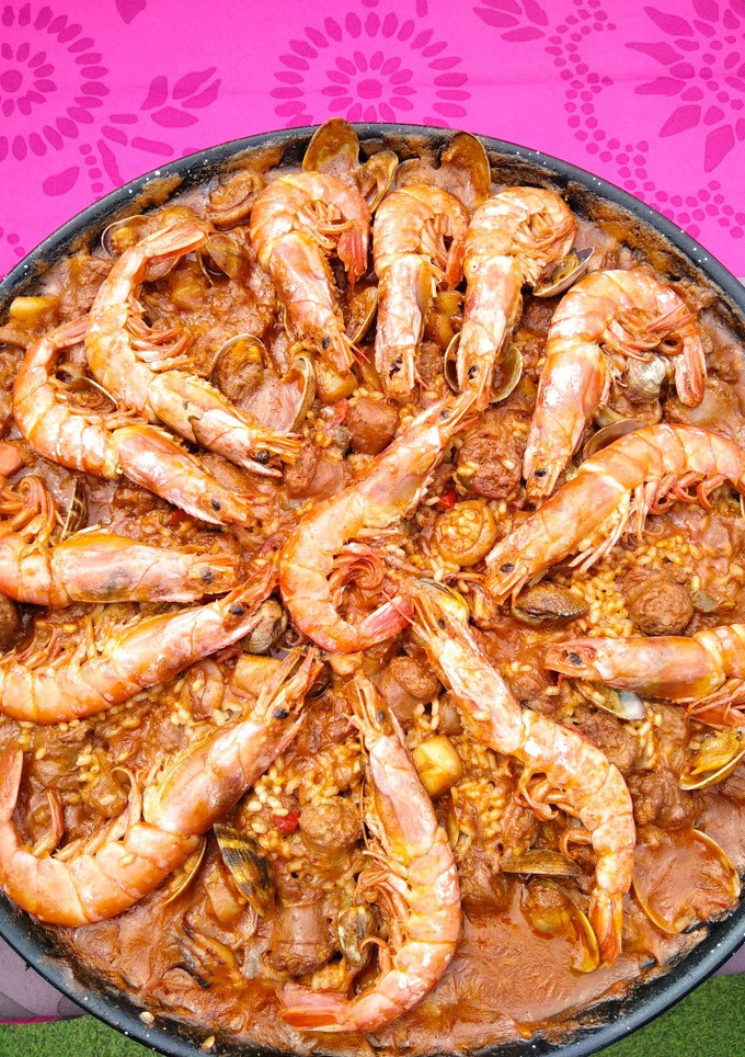 Una foto de Paella de sepia/calamar/gambas y butifarra
