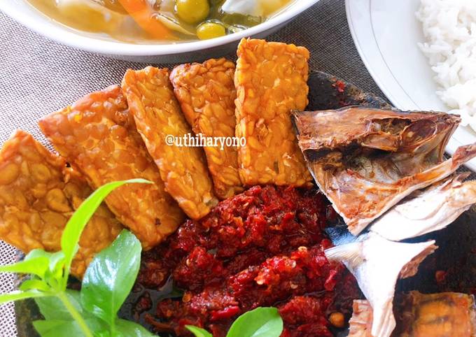 Sayur Asem plus Sambel Terasi Mentah