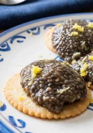 Una foto de Falso Caviar de Chía y Caldo de Mejillones al Vapor