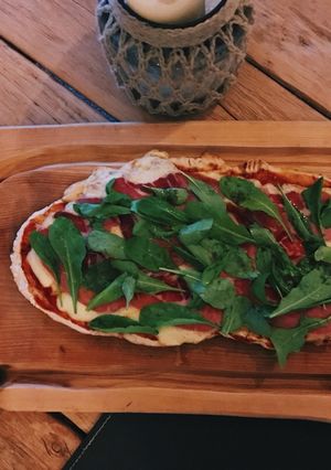 Una foto de Pizza 🍕 casera de Rúcula y Jamón Crudo
