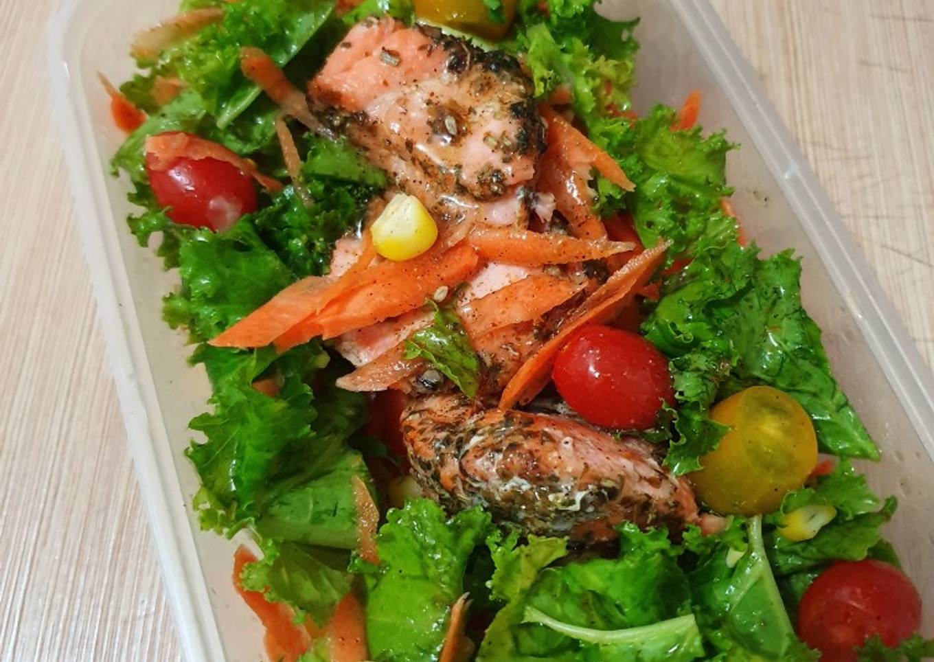 Salad sayur salmon