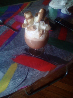 Una foto de Batido de chocolate con nata, Kinder Bueno y con galletas