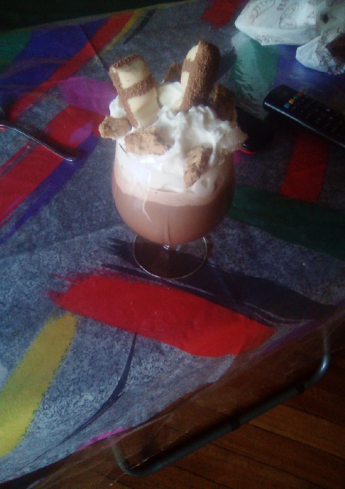 Una foto de Batido de chocolate con nata, Kinder Bueno y con galletas