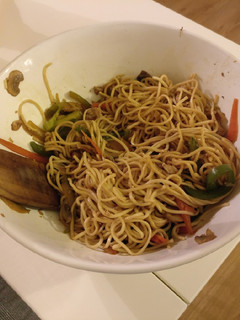 Una foto de Fideos chinos con pollo