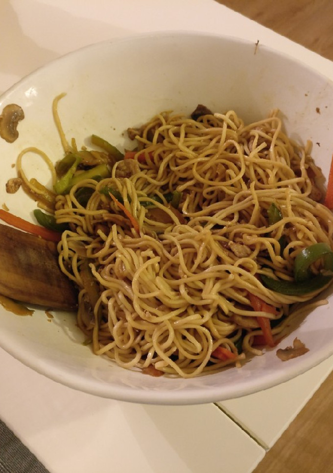 Una foto de Fideos chinos con pollo