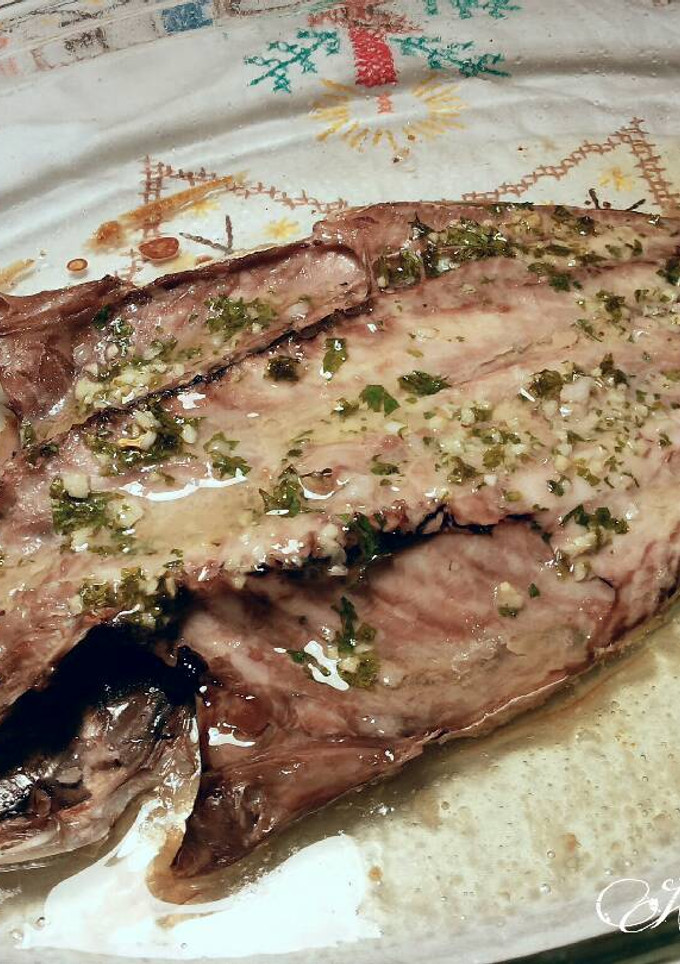 Una foto de Jurel con ajo y perejil al horno