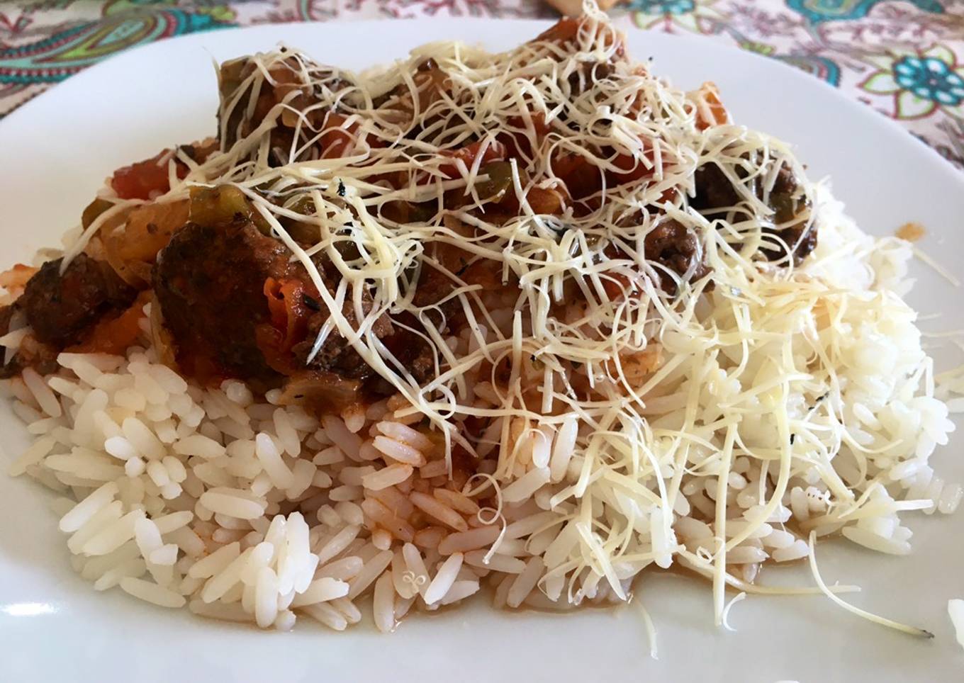 Arroz con alb贸ndigas 馃嵈