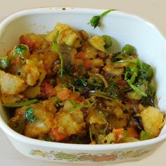 A picture of Stir fried mixed vegetable curry.