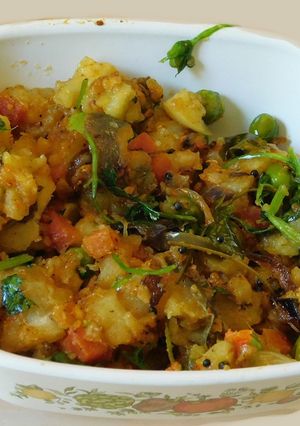 A picture of Stir fried mixed vegetable curry.