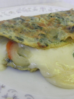 Una foto de Omelette de acelga, cebolla y queso