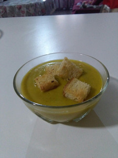 Una foto de Puré de verduras con picatostes