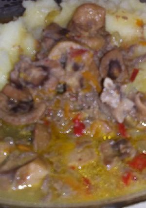 Una foto de Riñón al vino blanco con puré 🍛
