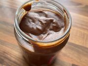 Una foto de crema de cacao con avellanas