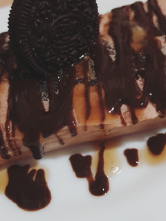 Una foto de Bizcocho de avena con oreo y sirope de chocolate