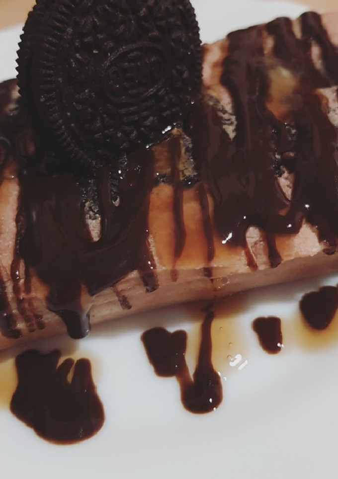 Una foto de Bizcocho de avena con oreo y sirope de chocolate