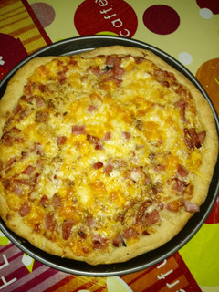 Una foto de Pizza de crema de queso roquefort con jamón york y bacon