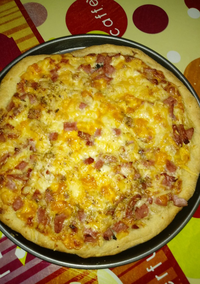 Una foto de Pizza de crema de queso roquefort con jamón york y bacon