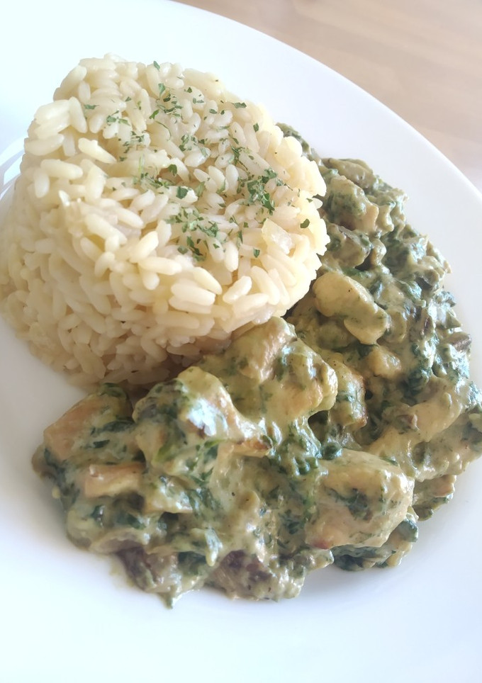 Una foto de Pollo con setas y espinacas