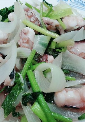 Hình của món Bạch tuộc xào cần tỏi tây.