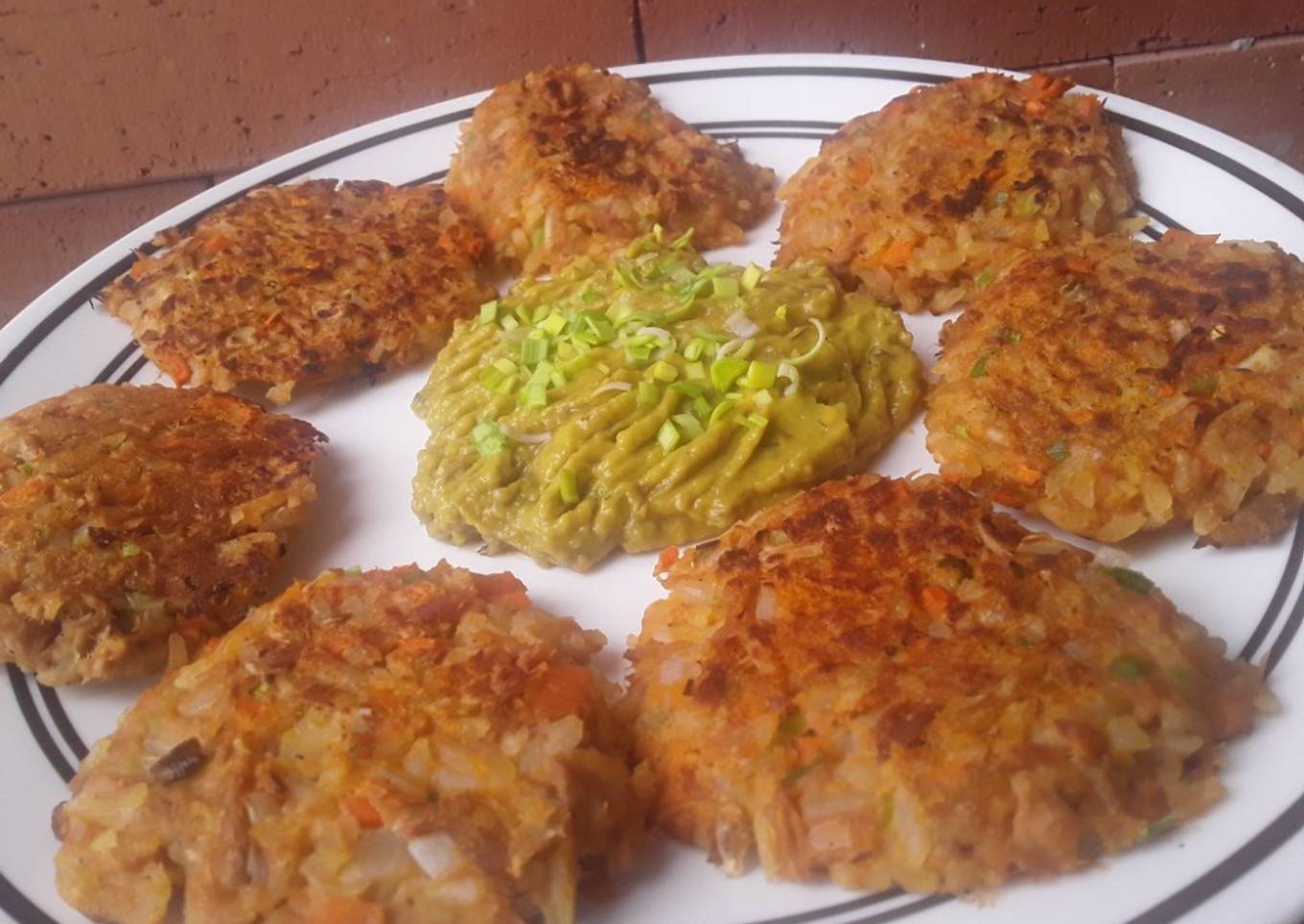 Torticas🍘 de Atún🥫 y arroz🍚 con salsa de aguacate🥑