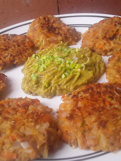 Una foto de Torticas🍘 de Atún🥫 y arroz🍚 con salsa de aguacate🥑
