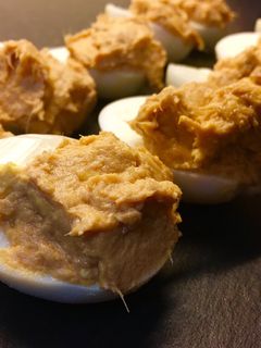 Una foto de Huevos rellenos con atún 🥚 🐟