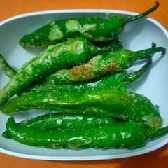 A picture of Fried green chillies.