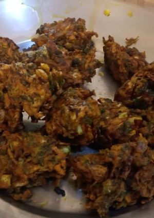 A picture of Cabbage and coriander leaves pokoda.