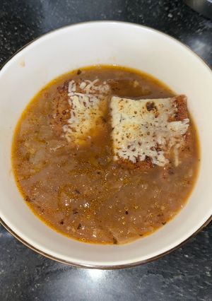A picture of Ultimate french onion soup.