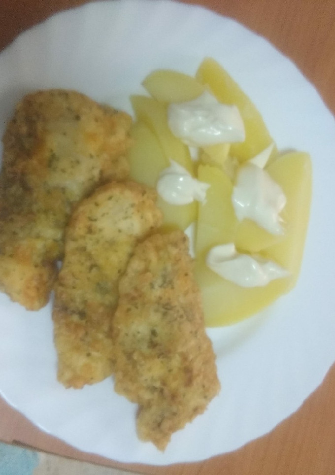 Una foto de Fogonero a la romana con papas cocidas y mayonesa