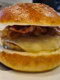 Hamburguesa de pollo al curry, cebolla caramelizada, queso-bacon