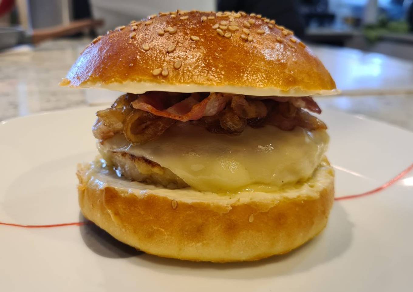 Hamburguesa de pollo al curry, cebolla caramelizada, queso-bacon