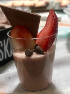 Una foto de Mousse de fresa y chocolate
