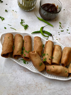 बेक पट्टी समोसा रोल(bake patti samosa roll recipe in hindi) रेसिपी मुख्य फोटो