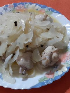 Una foto de Alitas de pollo encebolladas