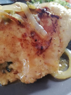 Una foto de Pechuga rellena en salsa naranja